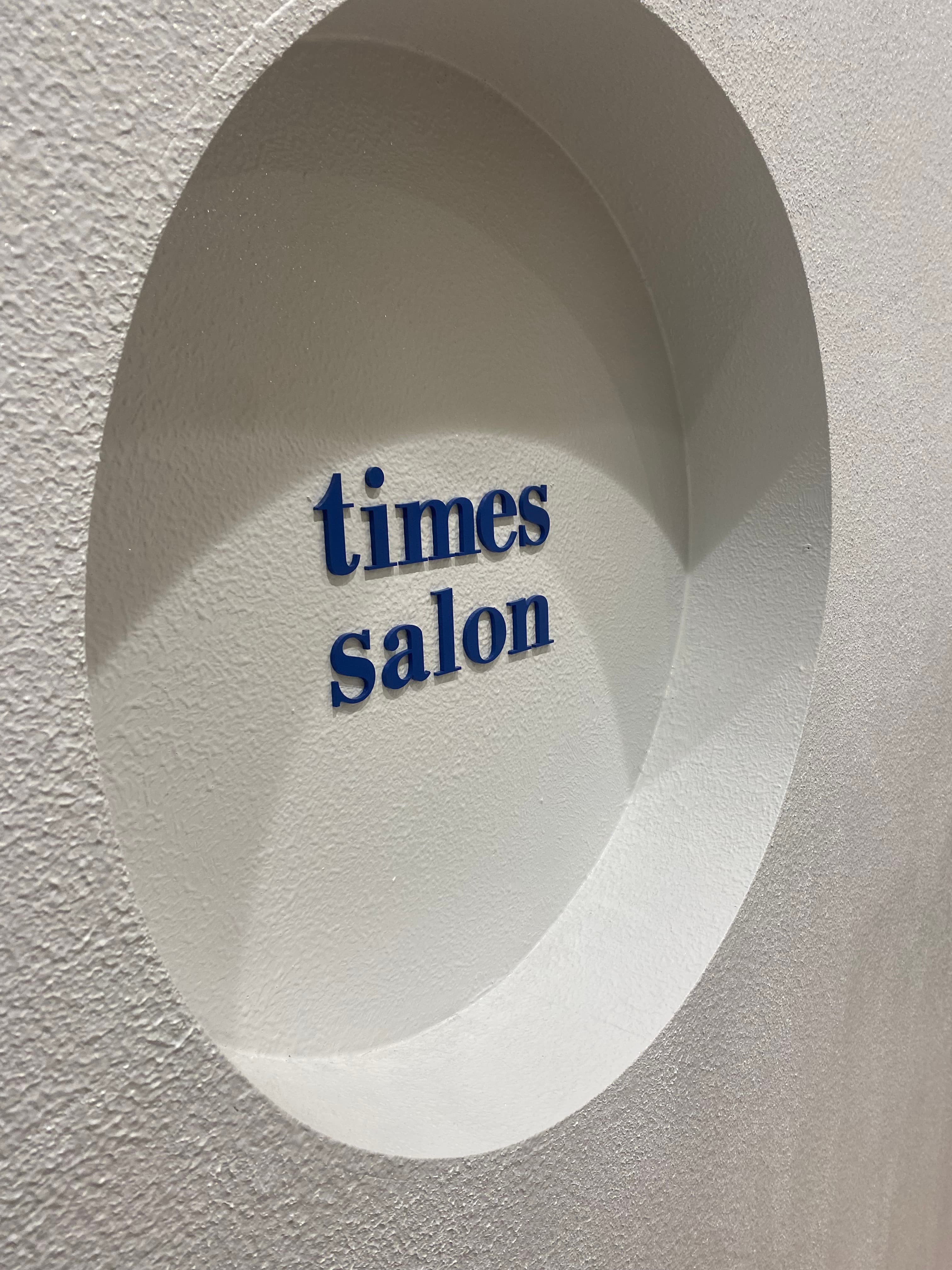 シェアサロン壁面のサイン（times salon）